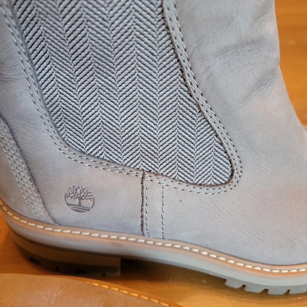 Timberland Women's Courmayeur Valley Chelsea Boot in taupe nubuck leather - Picture 7 of 11